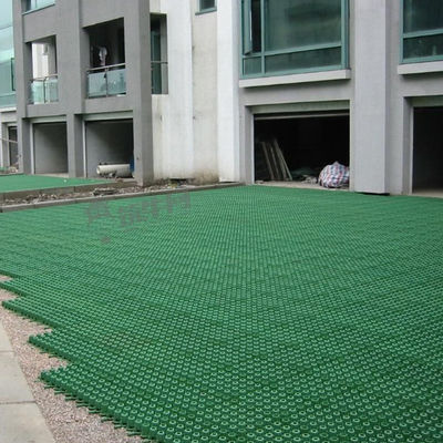 Groene HDPE-doorlaatbare paviljoenroosters voor een gemakkelijke aanleg op de oprit van een verpakkingslocatie